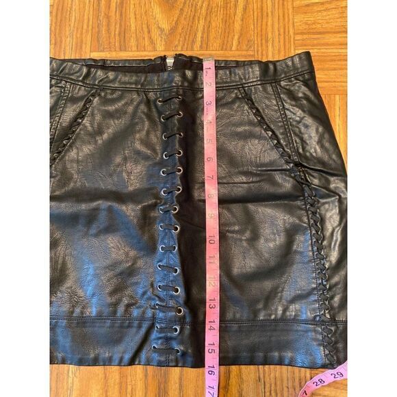 Blank NYC women's black faux leather y2k with braided side pockets mini skirt 28 - Picture 9 of 9